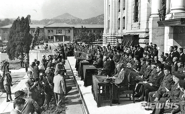 [서울=뉴시스] 1945년 10월 20일 중앙청 앞에서 열린 서울시민 주최 연합국환영대회에서 참석한 주요 인사들. 연단 앞줄(책상) 왼쪽부터 아놀드 군정장관, 하지 사령관, 이승만 박사, 33인 대표였던 권동진(權東鎭)·오세창(吳世昌)이 앉아 있다. (사진=돈 오브라이언 flickr) 2020.02.09. (* 위 사진은 재배포, 재판매, DB 및 활용을 금지합니다.) photo@newsis.com