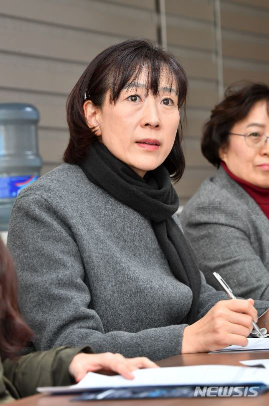 [서울=뉴시스]홍효식 기자 = 최윤희 문화체육관광부 제2차관이 7일 오후 SK와 LG의 프로농구 경기가 열린 서울 잠실학생체육관을 방문해 신종 코로나바이러스 감염증 확산 방지를 위한 대응 관련 회의를 보고받고 있다. (사진 = 문화체육관광부 제공) 2020.02.07. photo@newsis.com