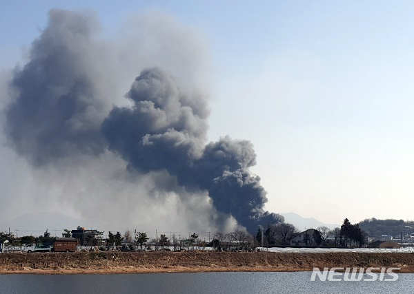 부산 신발밑창 제조공장 불…건물 3개동 태워(종합)