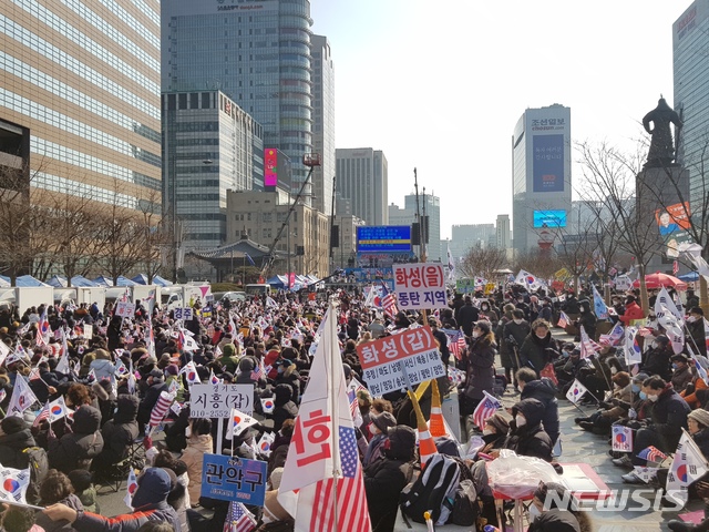 [서울=뉴시스]이창환 기자='문재인하야범국민투쟁본부(범투본)'는 8일 낮 12시부터 서울 종로구 광화문 교보빌딩 앞에서 '대한민국 바로 세우기 국민대회'를 개최했다. 2020.02.08. leech@newsis.com