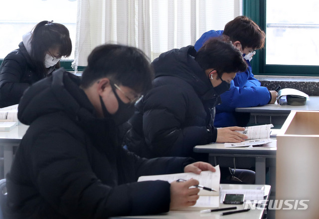 [서울=뉴시스]지난 2020년 2월 8일 제46회 한국사능력검정시험이 열린 서울 영등포구 소재의 한 시험장. (사진=뉴시스 DB) 2020.02.08. photo@newsis.com