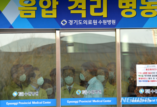 [수원=뉴시스] 김종택 기자 = 정세균 국무총리가 8일 오전 경기 수원시 장안구에 위치한 경기도 의료원 수원병원 선별진료소를 찾아 음압격리 병동을 둘러보고 있다. 2020.02.08.(사진=경기사진공동취재단)semail3778@naver.com