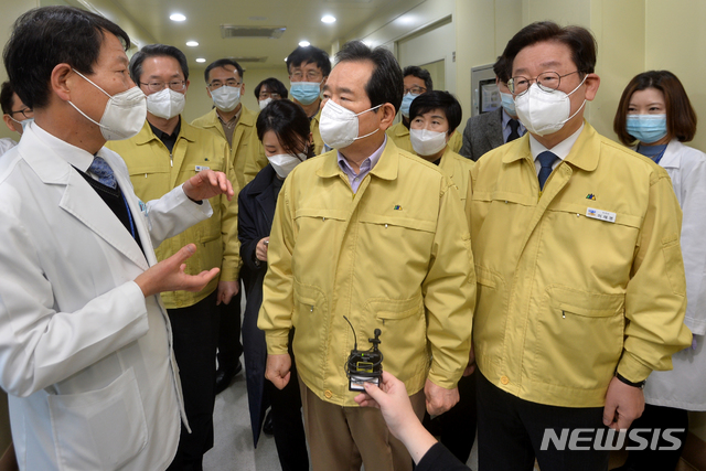 [수원=뉴시스] 김종택 기자 = 정세균 국무총리가 8일 오전 경기 수원시 장안구에 위치한 경기도 의료원 수원병원 선별진료소를 찾아 음압격리 병동을 둘러보고 있다. 2020.02.08.(사진=경기사진공동취재단)semail3778@naver.com