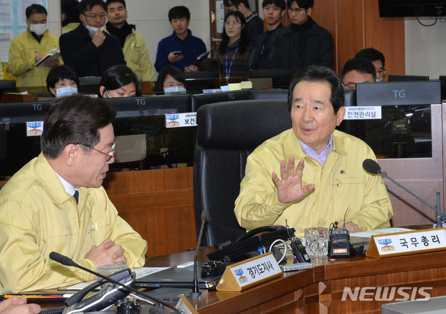 [수원=뉴시스] 김종택 기자 = 정세균 국무총리가 8일 오전 경기도청 재난안전대책본부를 방문해 신종 코로나바이러스 감염증 대응현황을 보고 받은 후 발언하고 있다. 2020.02.08.(사진=경기사진공동취재단)semail3778@naver.com