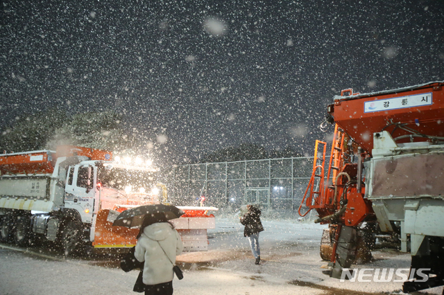[강릉=뉴시스] 김경목 기자 = 강원도 강릉에서 함박눈이 펑펑 쏟아지는 8일 오후 강릉시청 공무원이 제설차량을 운전하기 위해 뛰어가고 있다. 강원지방기상청에 따르면 이날 오후 10시 현재 강릉과 남부산간에 대설주의보, 동해·삼척에 대설경보가 각각 발효 중이고 속초·고성·양양에 발효 중인 대설주의보는 해제됐다. 2020.02.08.&nbsp;&nbsp; photo31@newsis.com