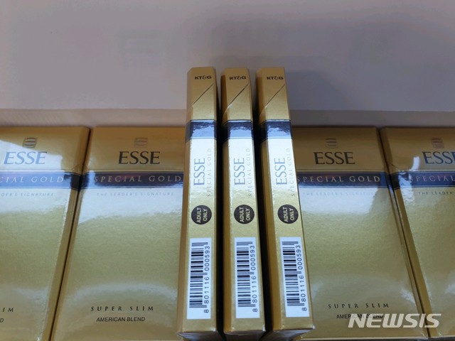 [통영=뉴시스]신정철 기자=경남 통영시를 비롯 남해안 일대에 한갑에 500원에 수출된 국산담배가 역으로 밀수입돼 국내 판매가격보다 20%정도 싼 가격에 공공연히 유통되고 있다.사진은 밀수입돼 판매되고 있는 담배 모습이다..(사진=통영 담배판매인협회 제공).2020.02.09.&nbsp;&nbsp;&nbsp; photo@newsis.com