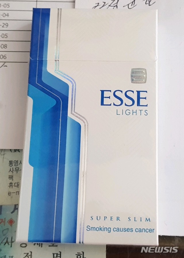 [통영=뉴시스]신정철 기자=경남 통영시를 비롯 남해안 일대에 한갑에 500원에 수출된 국산담배가 역으로 밀수입돼 시중 판매가격보다 20%정도 싼 가격에 공공연히 유통되고 있다.9일 한 선원이 사진을 찍어 담배판매기관에 신고한 밀수담배 표지이다. 수출용 담배의 경우 흡연경고 그림이 없어 쉽게 구분할 수 있다.(사진=통영 담배판매인협회 제공).2020.02.09.&nbsp; photo@newsis.com