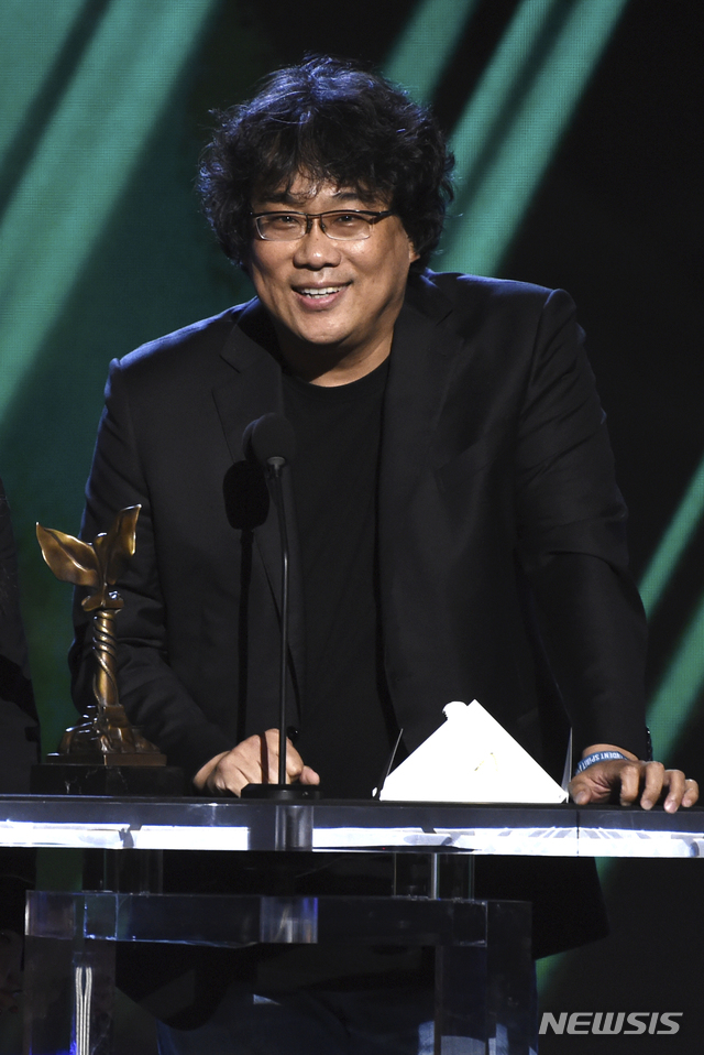  [샌타모니카=AP/뉴시스]봉준호 감독이 8일(현지시간) 미 캘리포니아주 샌타모니카에서 열린 제35회 필름 인디펜던트 스피릿 어워즈(FISA)에서 영화 '기생충'으로 국제영화상을 받고 소감을 말하고 있다. '기생충'은 9일 열리는 2020 아카데미 시상식에 6개 부문 후보로 올라가 있다. 2020.02.09.&nbsp; 