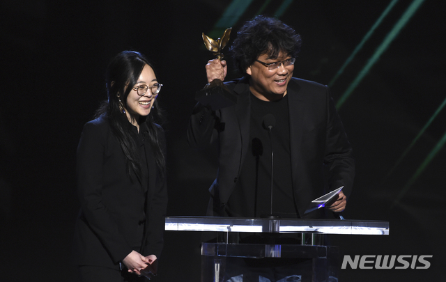 [샌타모니카=AP/뉴시스]봉준호 감독이 8일(현지시간) 미 캘리포니아주 샌타모니카에서 열린 제35회 필름 인디펜던트 스피릿 어워즈(FISA)에서 영화 '기생충'으로 국제영화상을 받고 통역사 샤론 최(최성재)와 함께 소감을 말하고 있다. '기생충'은 9일 열리는 2020 아카데미 시상식에 6개 부문 후보로 올라가 있다. 2020.02.09.