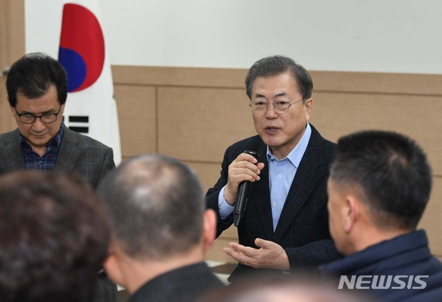 [진천=뉴시스]배훈식 기자 = 문재인 대통령이 9일 오전 충북 음성군 맹동혁신도시출장소에서 신종 코로나 바이러스 감염증(우한폐렴)을 피해 귀국한 중국 우한 교민 격리 지역인 진천 음성 주민들과 간담회를 하고 있다. 2020.02.09.&nbsp; dahora83@newsis.com