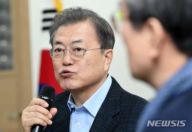 [진천=뉴시스]배훈식 기자 = 문재인 대통령이 9일 오전 충북 음성군 맹동혁신도시출장소에서 신종 코로나 바이러스 감염증(우한폐렴)을 피해 귀국한 중국 우한 교민 격리 지역인 진천 음성 주민들과 간담회를 하고 있다. 2020.02.09.&nbsp; dahora83@newsis.com