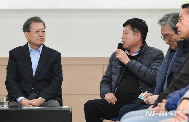 [진천=뉴시스]배훈식 기자 = 문재인 대통령이 9일 오전 충북 음성군 맹동혁신도시출장소에서 신종 코로나 바이러스 감염증(우한폐렴)을 피해 귀국한 중국 우한 교민 격리 지역인 진천 음성 주민들과 간담회를 하고 있다. 2020.02.09.&nbsp; dahora83@newsis.com 