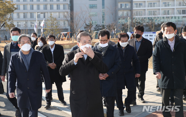 [진천=뉴시스]배훈식 기자 = 문재인 대통령이 9일 오전 신종 코로나 바이러스 감염증(우한폐렴)을 피해 귀국한 중국 우한 교민들이 격리된 충북 진천군 공무원인재개발원을 방문해 현황 보고를 받은 후 주민간담회장으로 향하고 있다. 2020.02.09. dahora83@newsis.com