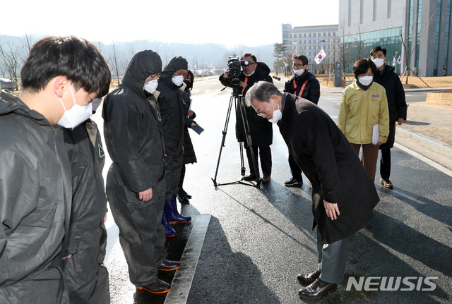 [진천=뉴시스]배훈식 기자 = 문재인 대통령이 9일 오전 신종 코로나 바이러스 감염증(우한폐렴)을 피해 귀국한 중국 우한 교민들이 격리된 충북 진천군 공무원인재개발원을 방문해 근무자들을 격려하고 있다. 2020.02.09. dahora83@newsis.com