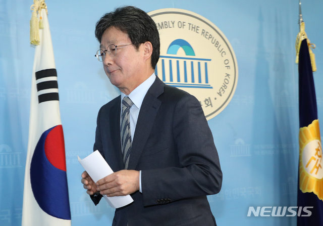 [서울=뉴시스]김명원 기자 = 유승민 새로운보수당 보수재건위원장이 9일 오전 서울 여의도 국회 정론관에서 보수 통합 및 총선 불출마 선언 기자회견을 마친 후 나서고 있다. 2020.02.09.&nbsp; kmx1105@newsis.com 