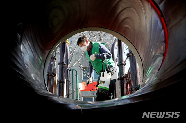 [서울=뉴시스]김병문 기자 = 강서구 새마을지도자협의회 회원들이 9일 오전 서울 강서구의 어린이집 인근 놀이터에서 신종 코로나바이러스 감염증(우한 폐렴)을 예방하기 위한 방역을 하고 있다. 2020.02.09. dadazon@newsis.com