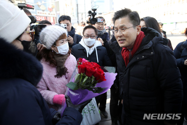 [서울=뉴시스]고범준 기자 = 황교안 자유한국당4·15 총선에서 종로 출마를 선언한 황교안 자유한국당 대표가 공실 상가 등 침체한 상권을 살펴보기 위해 9일 오후 서울 종로구 관철동 '젊음의 거리'를 방문, 지지자들이 꽃다발을 전달하려 하자 "꽃다발은 정중히 사양하겠습니다"라고 말하고 있다. 2020.02.09. photo@newsis.com