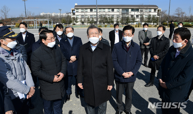 [아산=뉴시스]배훈식 기자 = 문재인 대통령이 9일 오전 신종 코로나 바이러스 감염증(우한폐렴)을 피해 귀국한 중국 우한 교민들의 임시생활시설인 충남 아산시 경찰인재개발원을 방문하고 있다. 2020.02.09. dahora83@newsis.com