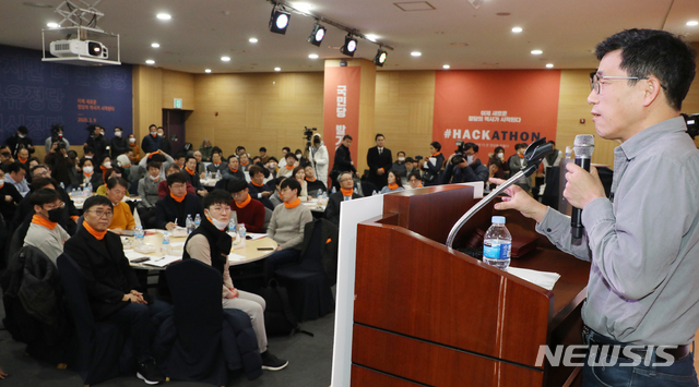 [서울=뉴시스]김명원 기자 = 진중권 전 동양대 교수가 9일 오후 서울 여의도 영등포구 하이서울유스호스텔에서 열린 안철수와 함께 만드는 신당 발기인대회 2부 행사로 열린 강연 "무너진 정의와 공정의 회복"에 참석해 강연하고 있다. 2020.02.09.&nbsp; kmx1105@newsis.com