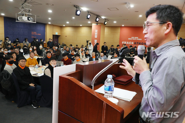 [서울=뉴시스]김명원 기자 = 진중권 전 동양대 교수가 9일 오후 서울 여의도 영등포구 하이서울유스호스텔에서 열린 안철수와 함께 만드는 신당 발기인대회 2부 행사로 열린 강연 "무너진 정의와 공정의 회복"에 참석해 강연하고 있다. 2020.02.09. kmx1105@newsis.com