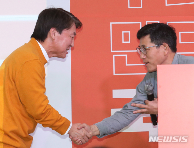 [서울=뉴시스]김명원 기자 = 안철수 전 의원이 9일 오후 서울 여의도 영등포구 하이서울유스호스텔에서 열린 안철수와 함께 만드는 신당 발기인대회 2부 행사로 열린 진중권 전 동양대 교수 강연 "무너진 정의와 공정의 회복"에 참석해 진중권 교수와 악수하고 있다. 2020.02.09.&nbsp; kmx1105@newsis.com 