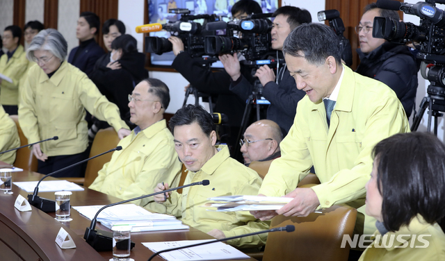 [서울=뉴시스] 최진석 기자 = 박능후(뒤 오르쪽) 보건복지부 장관과 강경화(뒤 오른쪽 두번째) 외교부 장관이 9일 오후 종로구 정부서울청사에서 열린 신종 코로나바이러스 감염증(우한 폐렴) 대응 중앙사고수습본부(중수본) 회의에 참석하고 있다. 2020.02.09.&nbsp; myjs@newsis.com
