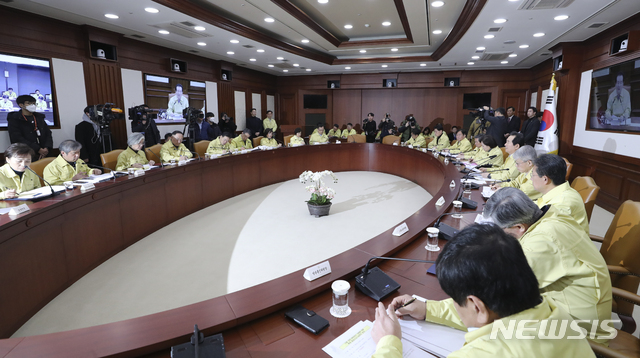 [서울=뉴시스] 최진석 기자 = 정세균 국무총리가 9일 오후 종로구 정부서울청사에서 열린 신종 코로나바이러스 감염증(우한 폐렴) 대응 중앙사고수습본부(중수본) 회의에 참석해 발언하고 있다. 2020.02.09. myjs@newsis.com