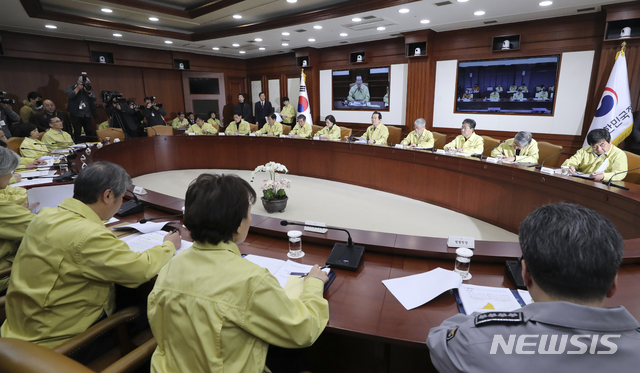 [서울=뉴시스] 최진석 기자 = 정세균 국무총리가 9일 오후 종로구 정부서울청사에서 열린 신종 코로나바이러스 감염증(우한 폐렴) 대응 중앙사고수습본부(중수본) 회의에 참석해 발언하고 있다. 2020.02.09.&nbsp; myjs@newsis.com