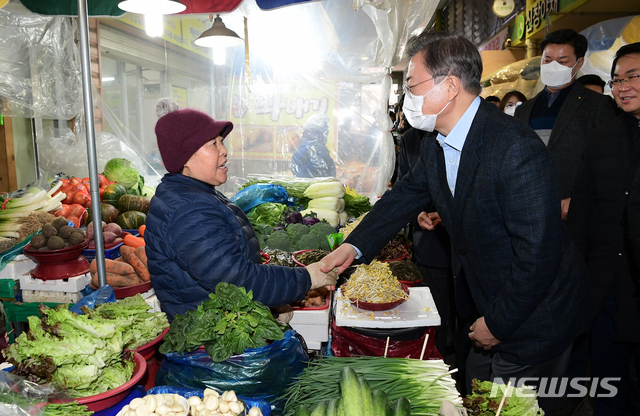 [아산=뉴시스]배훈식 기자 = 문재인 대통령이 9일 오후 충남 아산시 온양온천 전통시장을 방문해 상인들을 격려하고 있다. 2020.02.09.&nbsp; dahora83@newsis.com