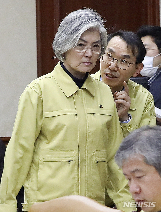 [서울=뉴시스] 최진석 기자 = 강경화 외교부 장관이 9일 오후 종로구 정부서울청사에서 열린 신종 코로나바이러스 감염증(우한 폐렴) 대응 확대 중앙사고수습본부(중수본) 회의에 참석하며 외교부 관계자의 이야기를 듣고 있다. 2020.02.09. myjs@newsis.com