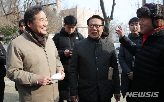 [서울=뉴시스]전신 기자 = 4·15 총선에서 서울 종로에 출마하는 더불어민주당 소속 이낙연 전 국무총리가 9일 서울 사직경로당을 찾아 어르신들과 대화하고 있다. 2020.02.09.&nbsp; photo@newsis.com