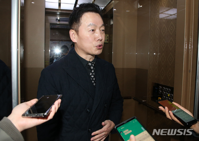 [서울=뉴시스]김명원 기자 = 정봉주 전 더불어민주당 의원이 9일 오후 서울 여의도 국회 의원회관 이해찬 대표 의원실을 찾아 공천 관련 면담을 마치고 나서며 기자들의 질의에 답하고 있다. 2020.02.09. kmx1105@newsis.com