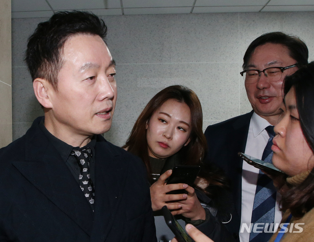 [서울=뉴시스]김명원 기자 = 정봉주 전 더불어민주당 의원이 9일 오후 서울 여의도 국회 의원회관 이해찬 대표 의원실을 찾아 공천 관련 면담을 마치고 나서며 기자들의 질의에 답하고 있다. 2020.02.09.&nbsp; kmx1105@newsis.com