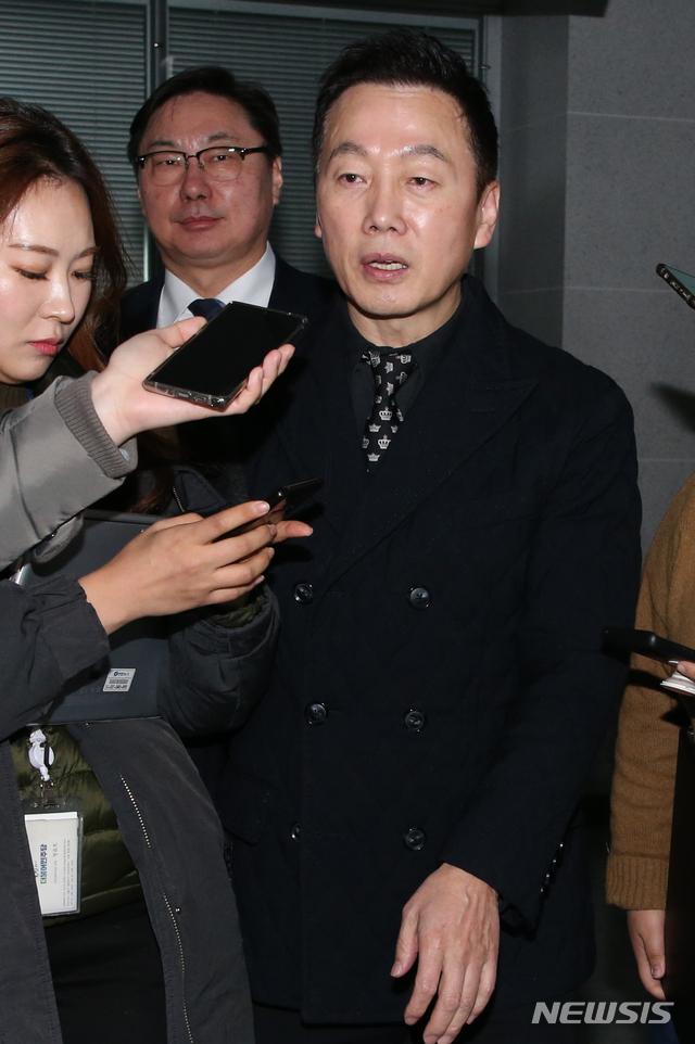 [서울=뉴시스]김명원 기자 = 정봉주 전 더불어민주당 의원이 9일 오후 서울 여의도 국회 의원회관 이해찬 대표 의원실을 찾아 공천 관련 면담을 마치고 나서며 기자들의 질의에 답하고 있다. 2020.02.09. kmx1105@newsis.com