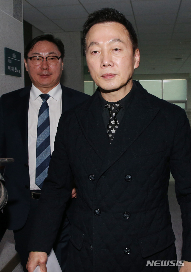 [서울=뉴시스]김명원 기자 = 정봉주 전 더불어민주당 의원이 9일 오후 서울 여의도 국회 의원회관 이해찬 대표 의원실을 찾아 공천 관련 면담을 마치고 나서며 기자들의 질의에 답하고 있다. 2020.02.09.&nbsp; kmx1105@newsis.com