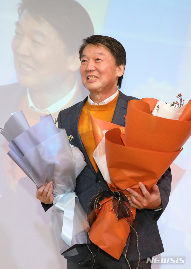 [서울=뉴시스]김명원 기자 = 국민당 창당준비위원장에 추대된 안철수 전 대표가 9일 오후 서울 여의도 영등포구 하이서울유스호스텔에서 열린 2020 국민당 창당 발기인대회에서 꽃다발을 받고 웃음짓고 있다. 2020.02.09.&nbsp; kmx1105@newsis.com 