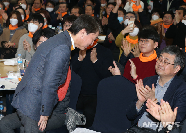 [서울=뉴시스]김명원 기자 = 국민당 창당준비위원장에 추대된 안철수 전 대표가 9일 오후 서울 여의도 영등포구 하이서울유스호스텔에서 열린 2020 국민당 창당 발기인대회에서 참석자들에게 인사하고 있다. 2020.02.09.&nbsp; kmx1105@newsis.com 