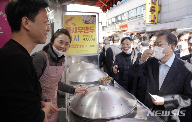 [아산=뉴시스]배훈식 기자 = 문재인 대통령이 9일 오후 충남 아산시 온양온천 전통시장을 방문해 상인들과 대화를 하고 있다. 2020.02.09. dahora83@newsis.com