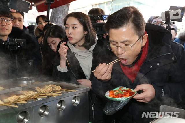 [서울=뉴시스]김명원 기자 = 21대 총선에서 종로 지역구 출마선언을 한 황교안 자유한국당 대표가 9일 오후 서울 종로구의 한 분식집을 찾아 떡볶이를 먹고 있다. (사진=자유한국당 제공) photo@newsis.com