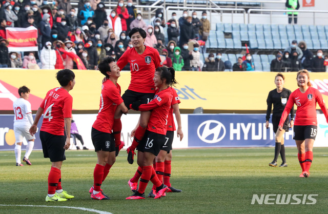[서귀포=뉴시스]우장호 기자 = 9일 오후 제주 서귀포시 제주월드컵경기장에서 열린 2020 도쿄 올림픽 아시아지역 최종예선 한국여자축구팀 대 베트남 경기, 지소연(10번) 선수가 A매치 58골째를 성공시키자 동료들이 '리스펙 세리머니'를 하고 있다. 2020.02.09.&nbsp; woo1223@newsis.com