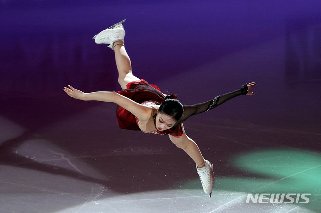 [서울=뉴시스]김병문 기자 = 한국 유영이 9일 오후 서울 양천구 목동실내빙상장에서 열린 2020 국제빙상경기연맹(ISU) 4대륙 피겨스케이팅 선수권대회 갈라공연에 참여해 연기를 하고 있다. 2020.02.09. dadazon@newsis.com