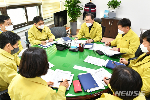 [수원=뉴시스] 이병희 기자 = 신종 코로나바이러스 감염증 대응 수원시 경제 TF가 회의를 하고 있다. (사진=경기 수원시 제공)