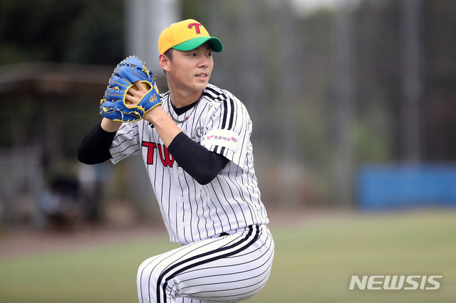 [서울=뉴시스] LG 트윈스 한선태가 호주 시드니 스프링캠프에서 훈련하고 있다. (사진=LG 트윈스 제공)