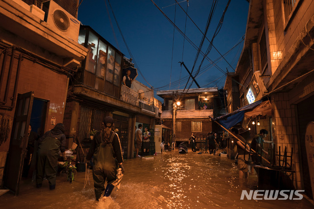 고양 아쿠아 특수촬영 스튜디오에 마련된 영화 '기생충' 세트장에서 전원 백수인 기택(송강호)네 반지하 집과 그의 동네가 비로 인해 침수되는 장면이 촬영되고 있다.(사진=고양시 제공)