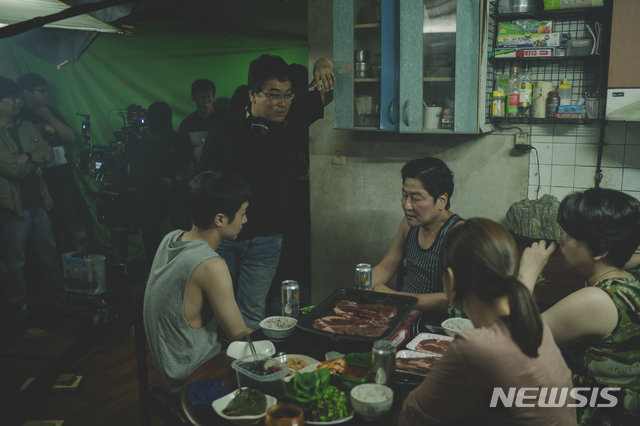 고양 아쿠아 특수촬영 스튜디오에 마련된 영화 '기생충' 세트장에서 전원 백수인 기택(송강호)네 반지하 집 촬영을 두고 봉준호 감독과 배우들이 장면 연출에 대한 의견을 나누고 있다.(사진=고양시 제공)