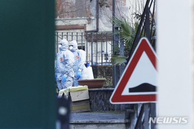 [로마=AP/뉴시스]9일(현지시간) 중국 우한 대피 이탈리아 자국민이 탑승한 버스가 로마에 도착해 방호복을 입은 이탈리아군 의료진이 이들을 맞을 준비를 하고 있다. 이탈리아 외무부는 영국 공군기를 타고 영국으로 1차 대피했던 중국 우한의 자국민 8명이 이탈리아 공군기를 타고 귀국했으며 이 비행기에는 덴마크인 7명, 스웨덴인 3명, 그리스인 2명이 함께 탔다고 밝혔다. 2020.02.10. 