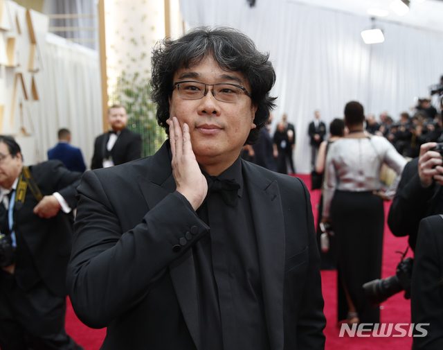 [로스앤젤레스=AP/뉴시스] 영화 '기생충'의 봉준호 감독이 9일(현지시간) 열리는 제92회 아카데미 시상식에 참석하기 위해 미국 캘리포니아주 로스앤젤레스의 돌비극장 앞 레드카펫 위에 서있다. 2020.02.10 