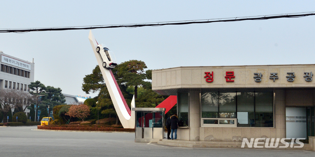 [광주=뉴시스] = 신종 코로나바이러스 감염증 확산 여파로 부품 수급에 차질을 빚고 있는 기아자동차가 생산라인 일시 중지에 나선 10일 광주 서구 기아자동차 광주공장 정문에 차량 통행이 없어 한산한 모습이다. 2020.02.10.wisdom21@newsis.com