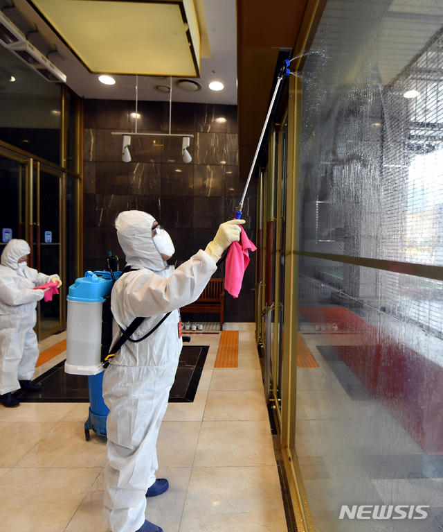 [광주=뉴시스] = 10일 오전 광주 동구 롯데백화점에서 방역업체가 백화점 휴점에 맞춰 코로나19 감염증 예방을 위해 방역작업을 하고 있다. 이날 오후 서구 신세계백화점도 방역작업을 실시할 예정이다. 2020.02.10. hgryu77@newsis.com