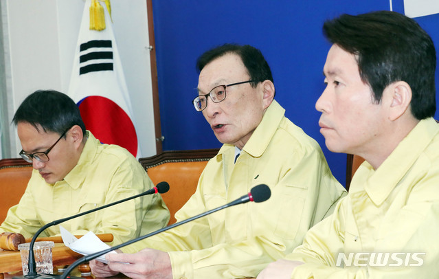 [서울=뉴시스] 장세영 기자 = 이해찬(가운데) 더불어민주당 대표가 10일 서울 여의도 국회에서 열린 더불어민주당 최고위원회의에 참석해 현안관련 발언을 하고 있다. 2020.02.10. photothink@newsis.com